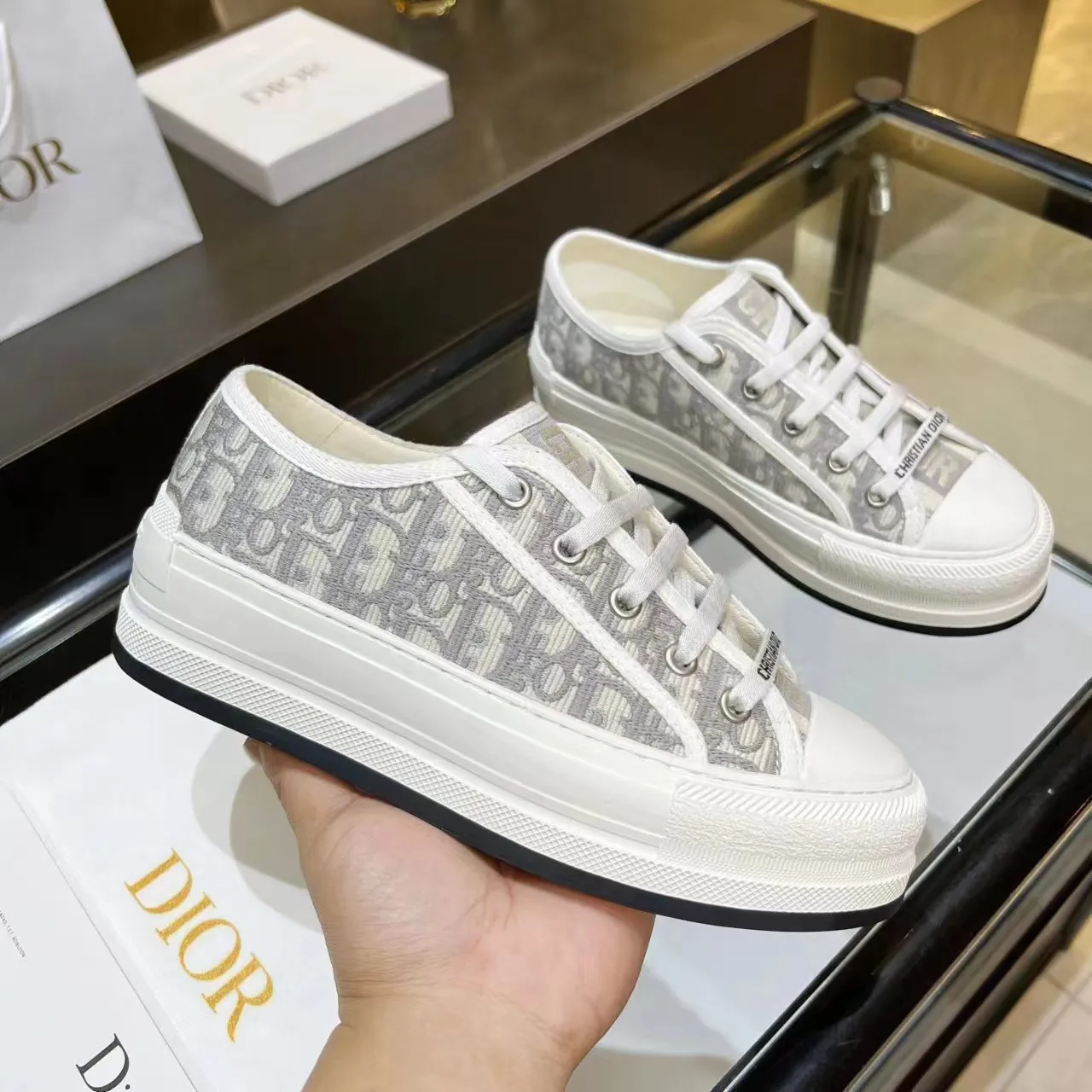 👟👟Ex-factory price 520👟👟 Dior’s 2025 Walk ‘n’ Dior embroidered mid-top casual shoes are new. On the fashion stage, Dior embroidered shoes are the well-deserved protagonist. Delicate stitching is used on the upper, every stitch is devoted to the craftsman's efforts, and every thread is woven with artistic poetry. From complex floral patterns to smart geometric textures, embroidery is like the magic that gives shoes life, allowing them to show dynamic beauty even in static conditions.   Wearing Dior embroidered shoes feels like stepping into a dream world full of art. It is not only a pair of shoes, but also a walking piece of art that perfectly integrates fashion and culture. Whether you are strolling on the bustling city streets or attending important social occasions, Dior embroidered shoes can add unique charm to your style and become the focus of everyone's attention.   Choosing Dior embroidered shoes means choosing a persistent pursuit of quality and a unique understanding of fashion. Let it accompany you through every wonderful moment and leave your own fashion mark.  Material: Sheepskin lining, feet, silk cowhide, size 35-41, heel height 5cm